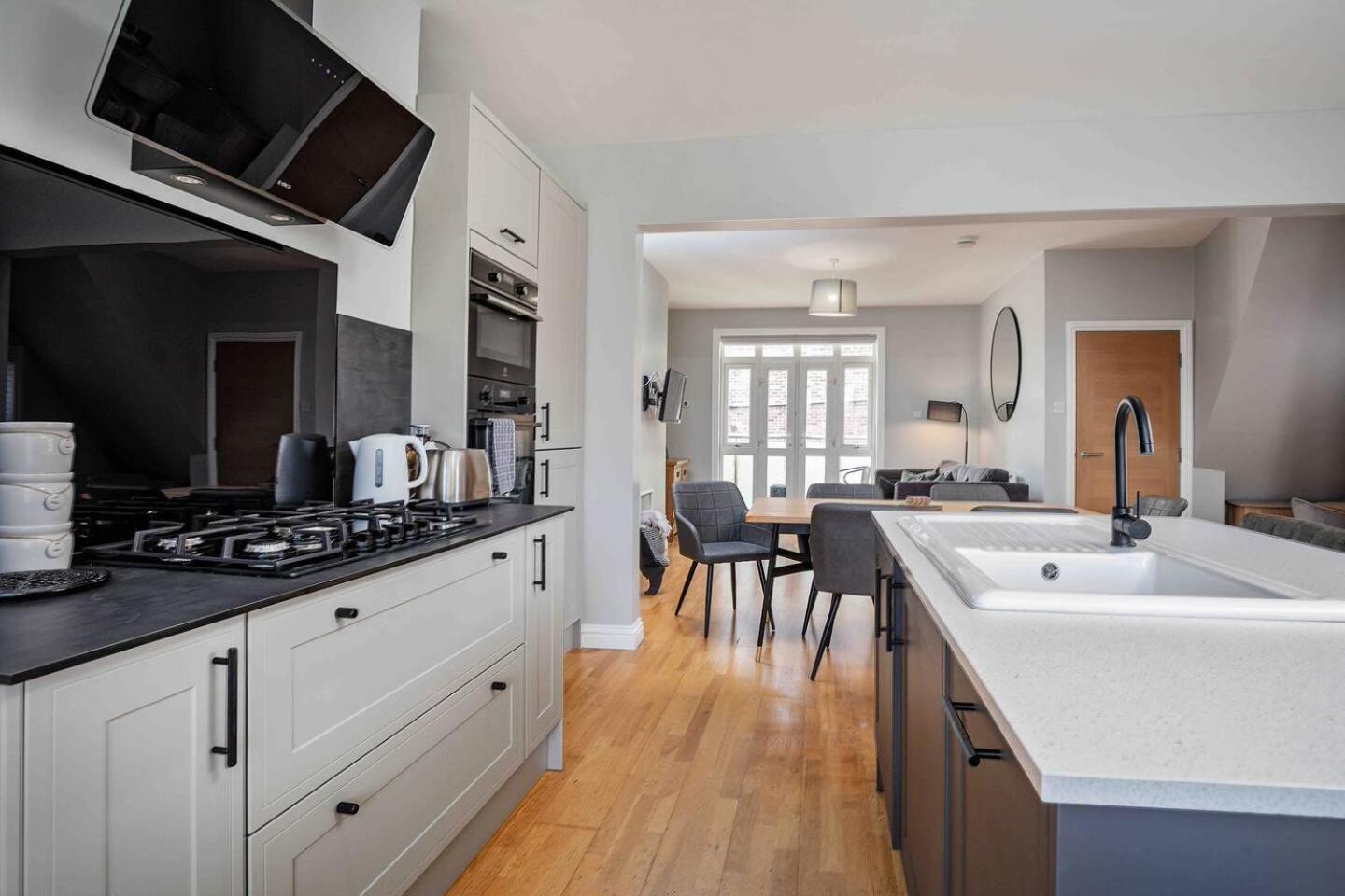 Stylish & Spacious 3 Bed Apartment With Parking Sheffield Exterior photo