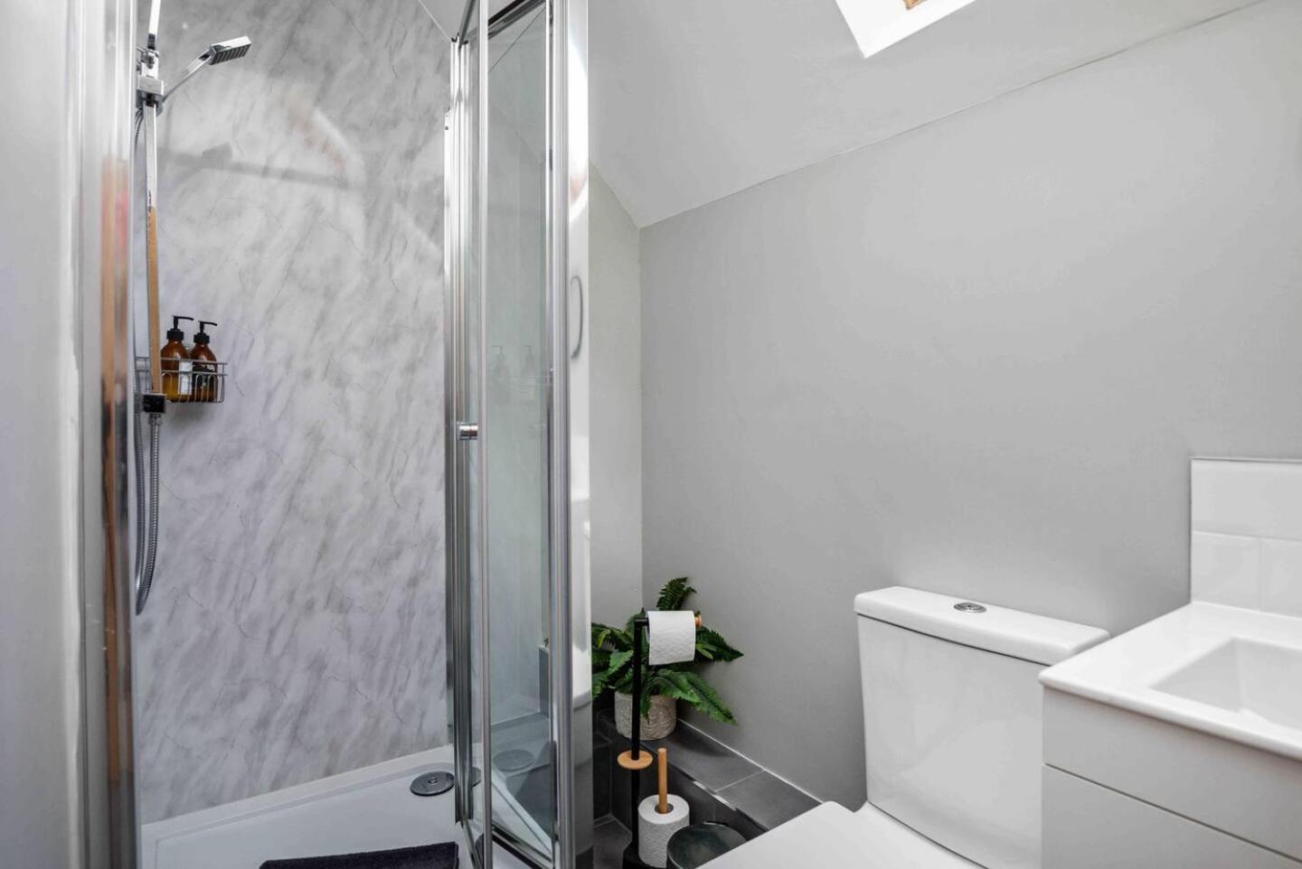 Stylish & Spacious 3 Bed Apartment With Parking Sheffield Exterior photo