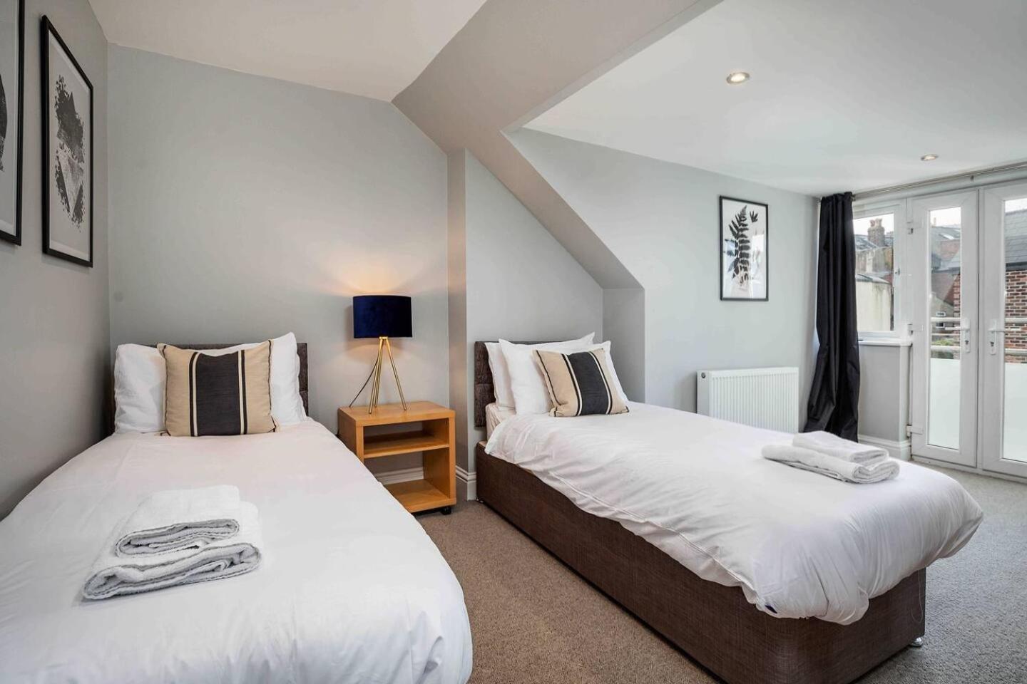 Stylish & Spacious 3 Bed Apartment With Parking Sheffield Exterior photo